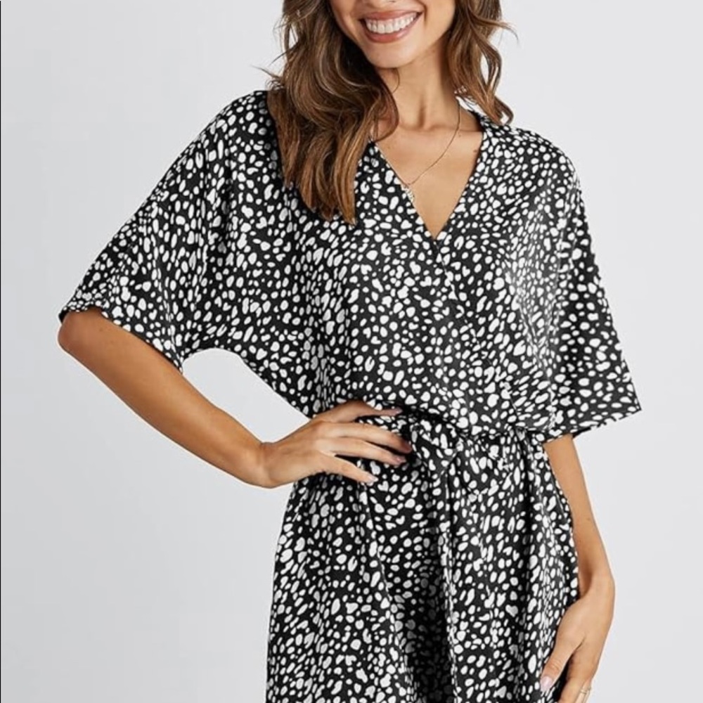 Black & white 3/4 short sleeve woman’s romper, only wore once!